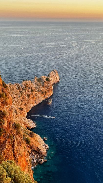 Cala Rocosa Impresionante Vista Aérea De La Costa Rocosa Al Atardecer · Foto de ...