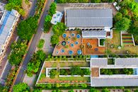 航拍镜头充满活力地展示了印度尼西亚万丹的城市建筑和绿地