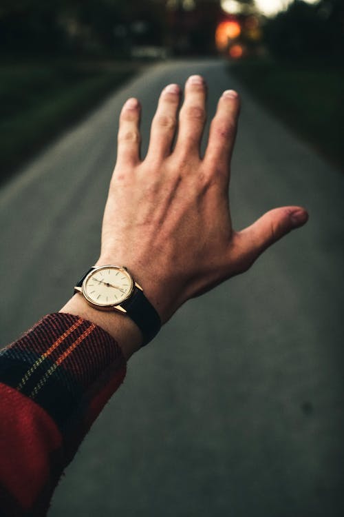 Kostnadsfri bild av Analog klocka, armbandsur, fingrar