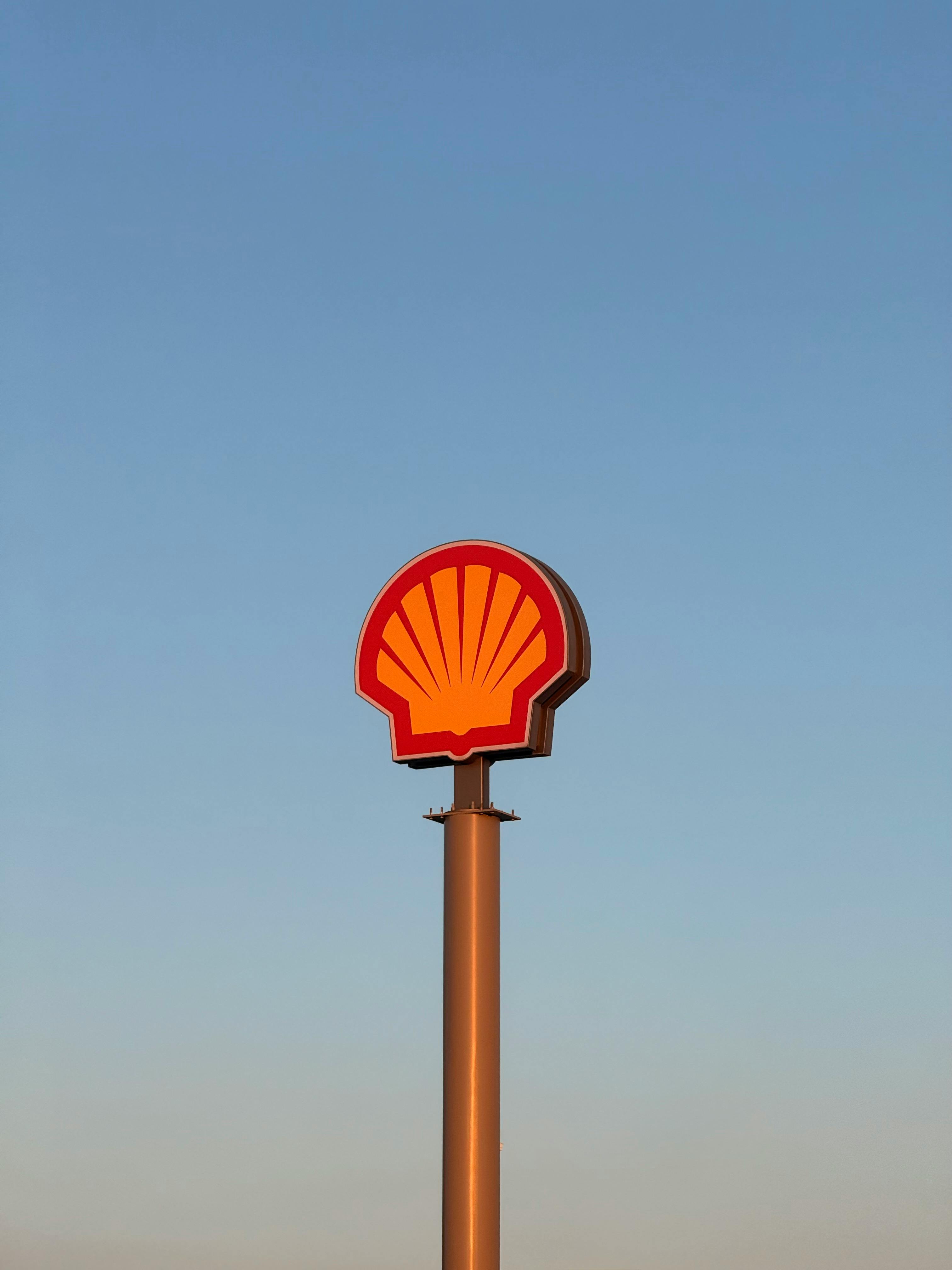Zadarmo Značka čerpacej stanice Shell týčiaca sa vysoko na pozadí jasnej modrej oblohy v Antalyi v Turecku. Fotka z fotobanky