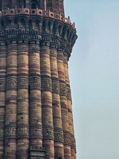 Free Detail of Qutub Minar's exquisite architecture in New Delhi, India, showcasing intricate stone carvings. Stock Photo