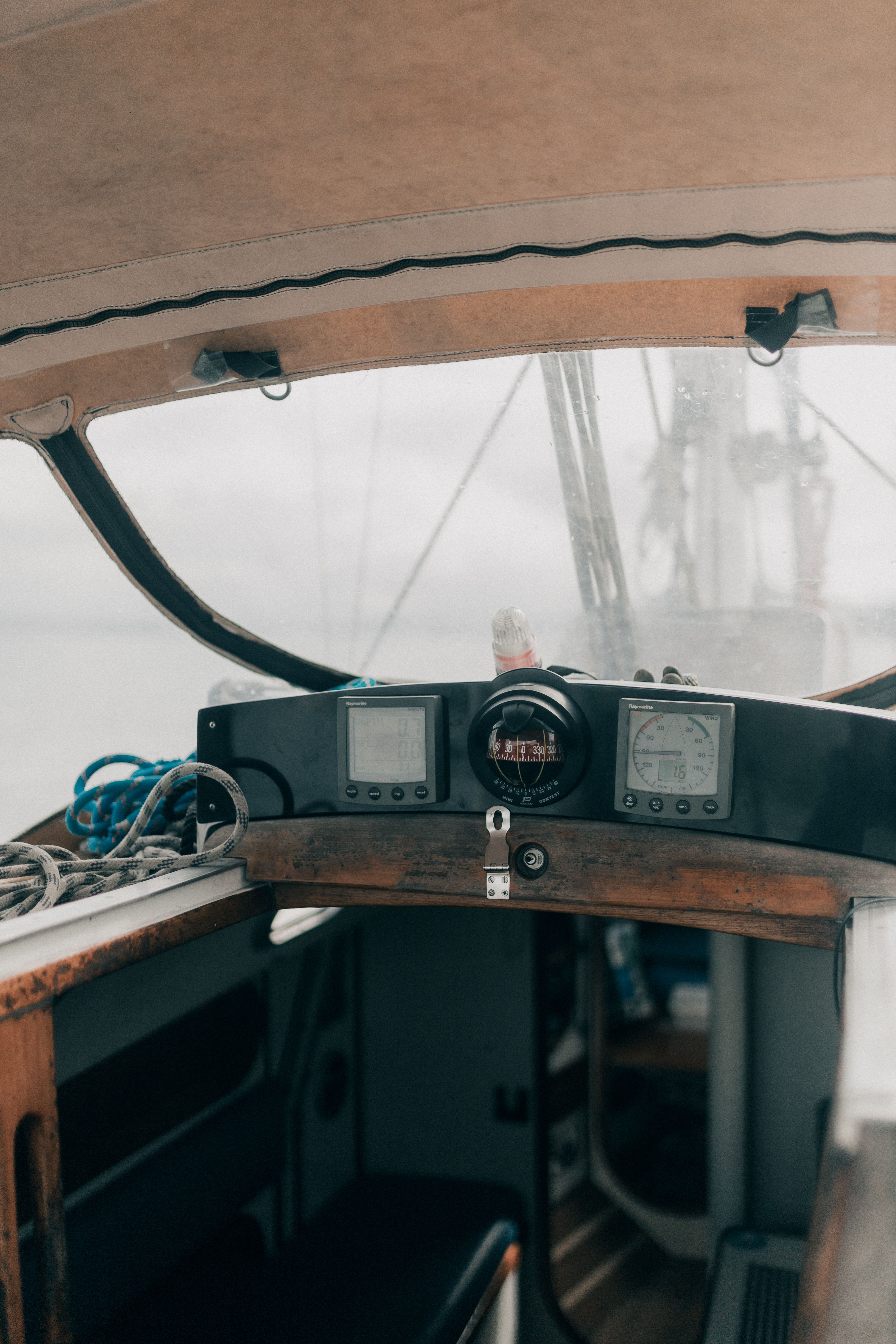 Cockpit d'un voilier vintage avec instruments nautiques