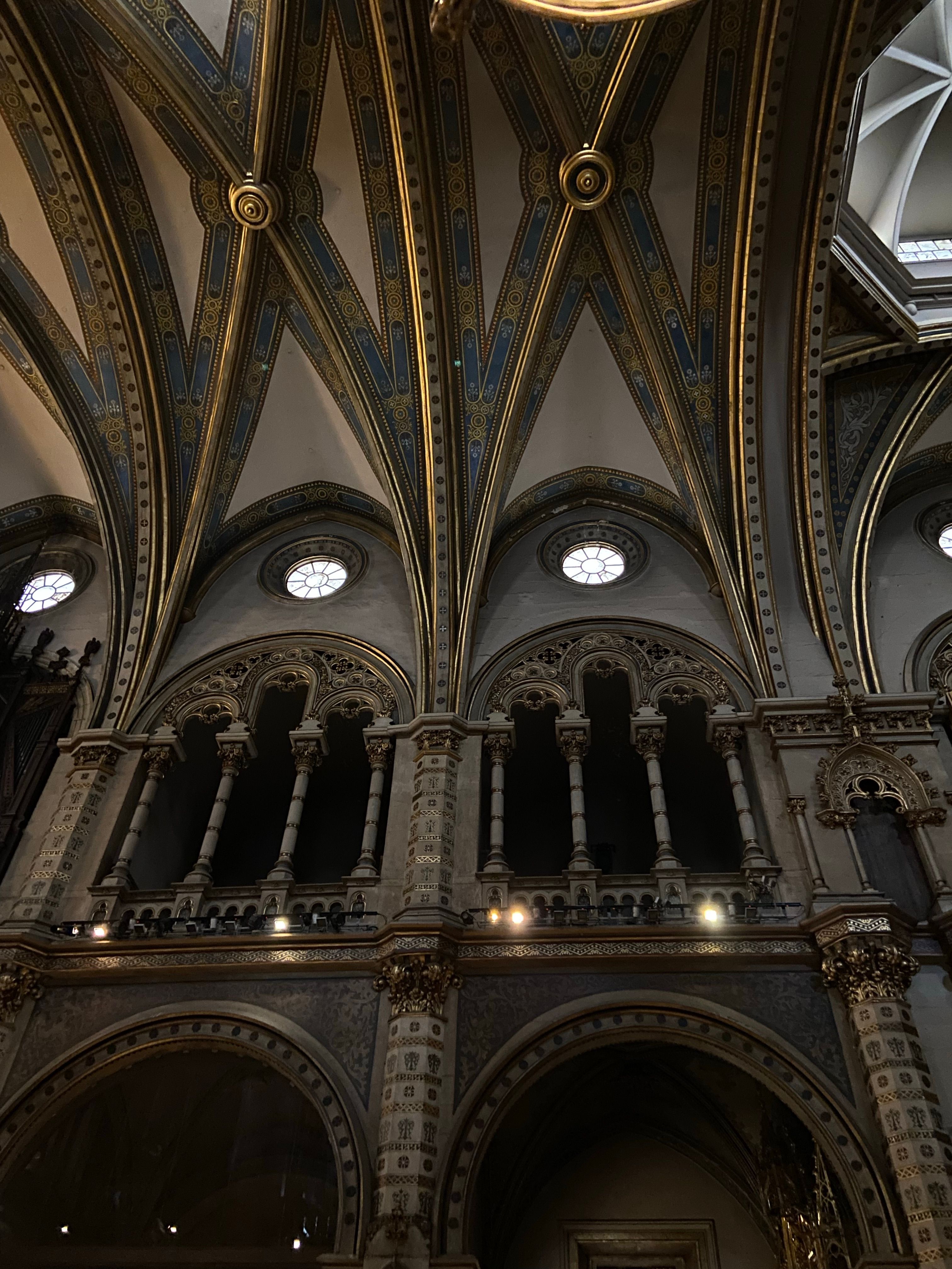 Gothic Cathedral Architecture with Arched Ceilings · Free Stock Photo