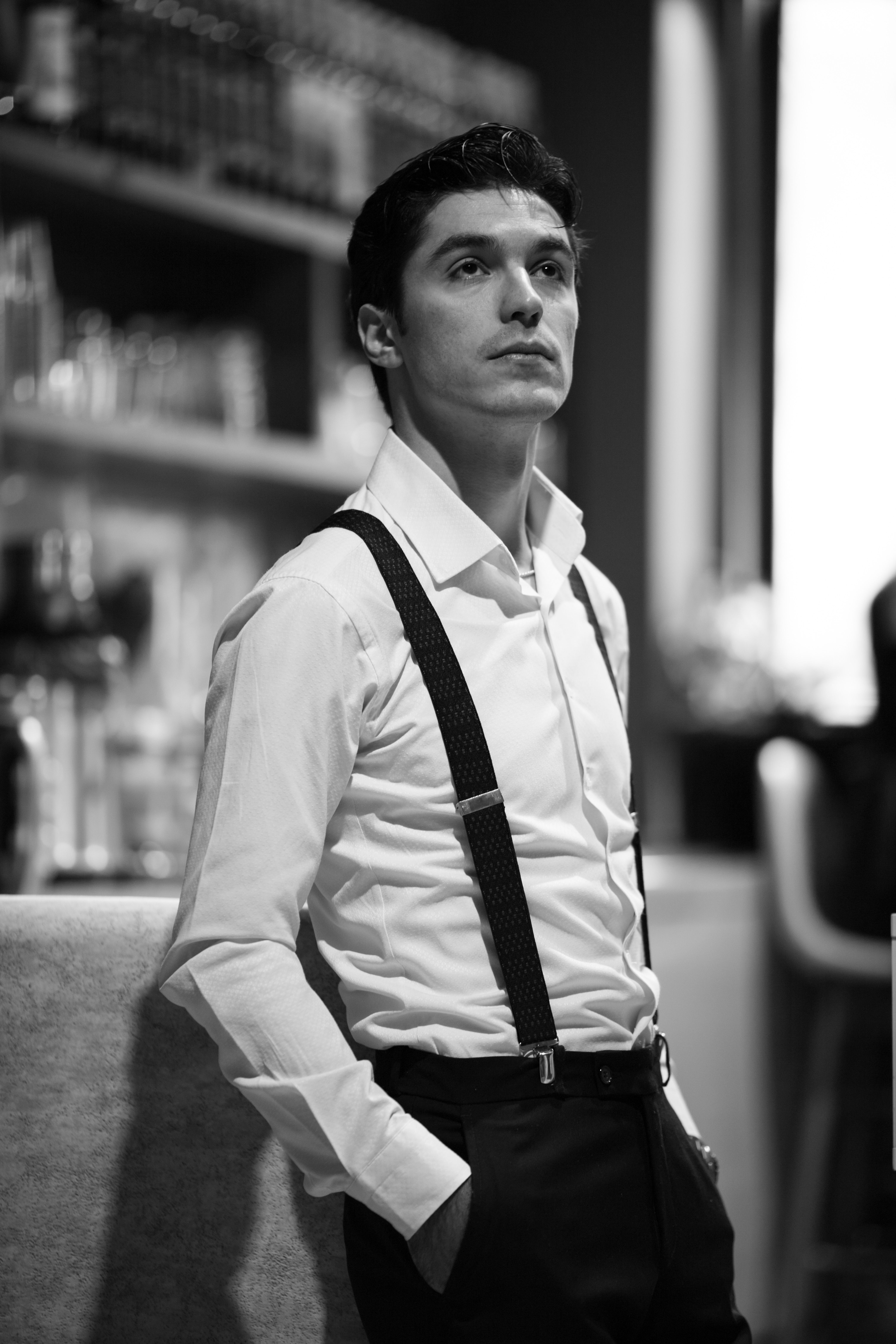 Gratis Elegante ritratto di un uomo con bretelle, che mostra un look moderno in un bar. Foto a disposizione