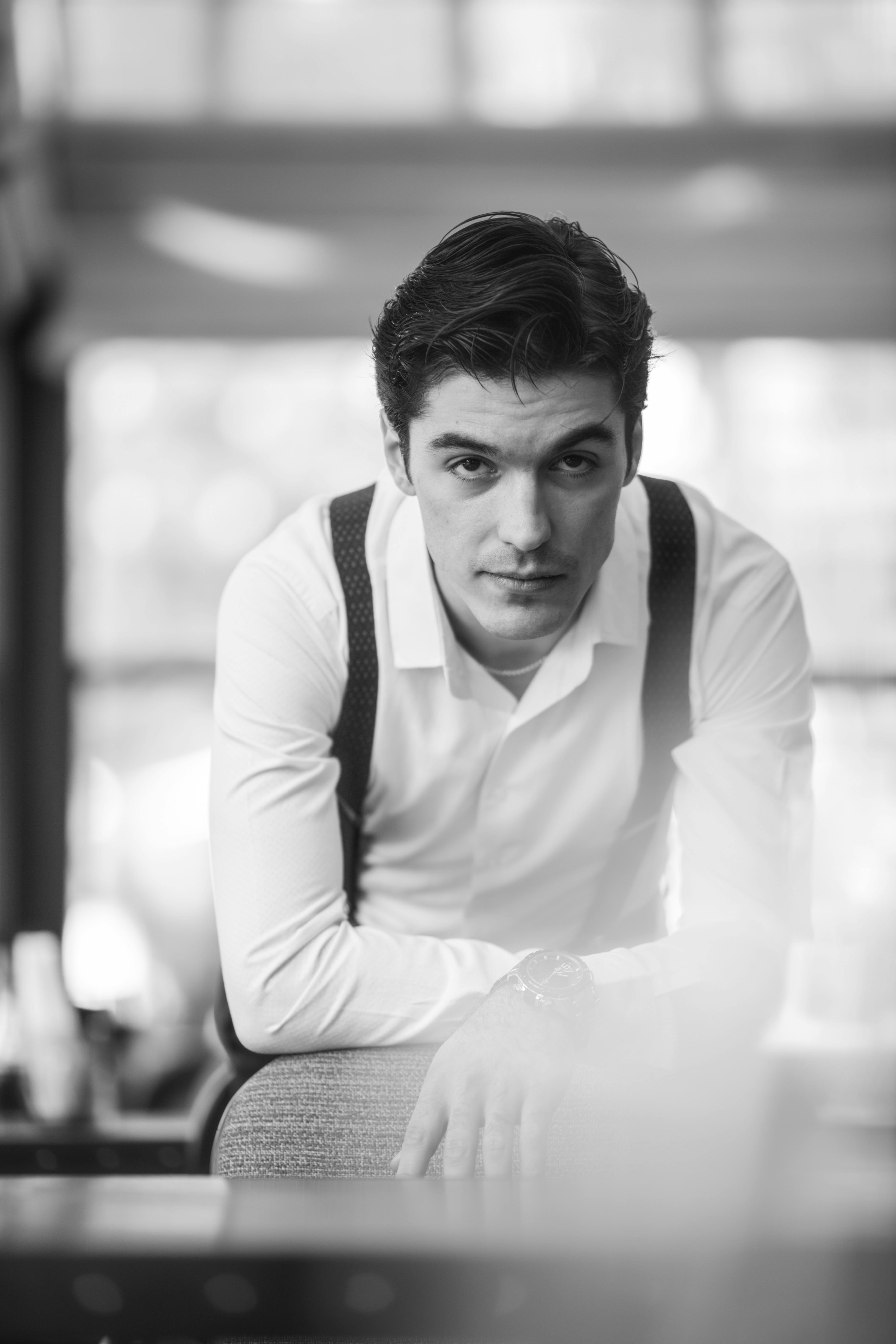 Ilmainen Elegantti mustavalkoinen muotokuva miehestä muodikkaassa asussa ja henkseleillä Bakussa, Azerbaidžanissa. Kuvapankkikuva