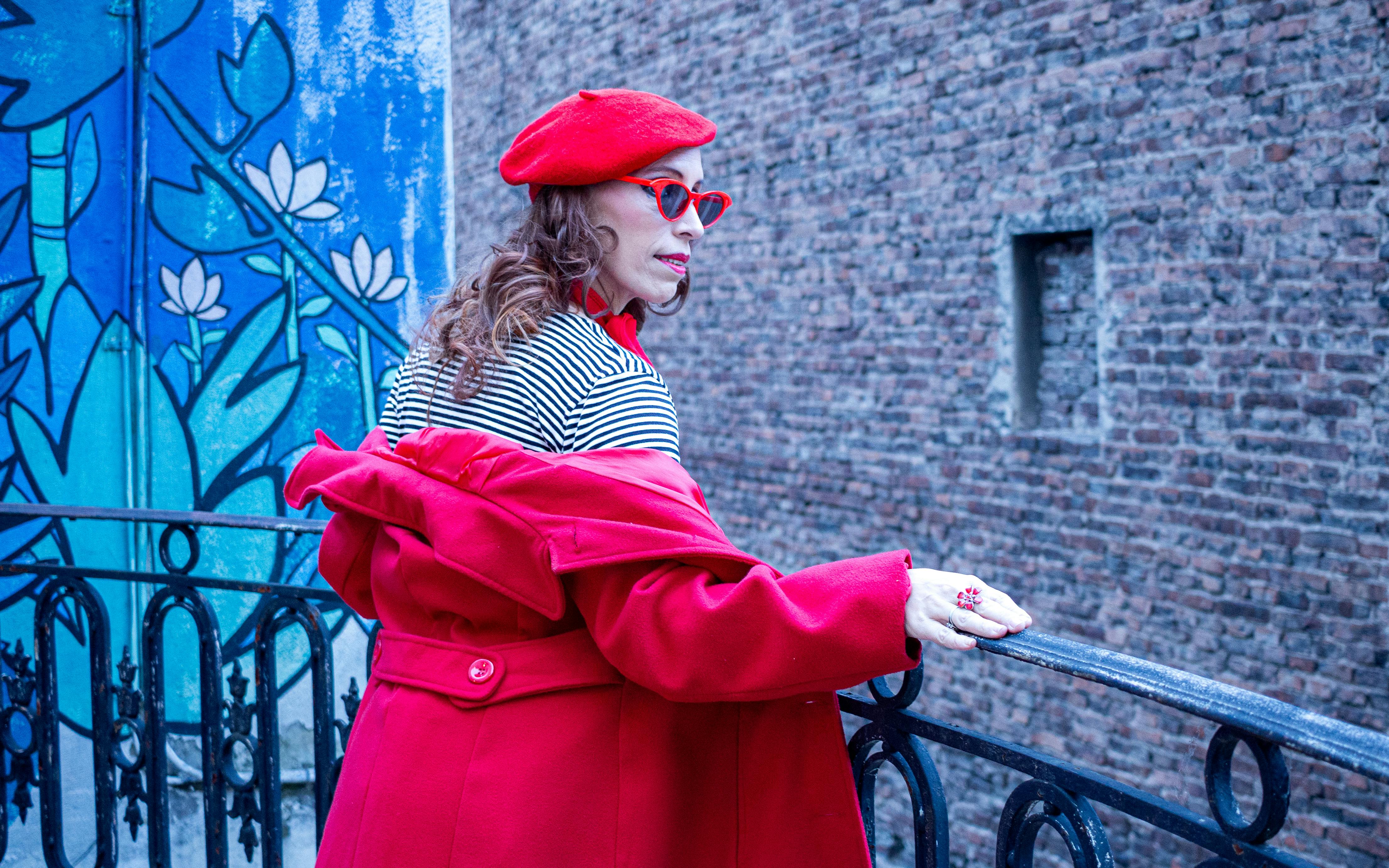 Gratis Moteriktig kvinne i rød frakk og beret ved siden av veggmaleri i Buenos Aires, Argentina. Arkivbilde