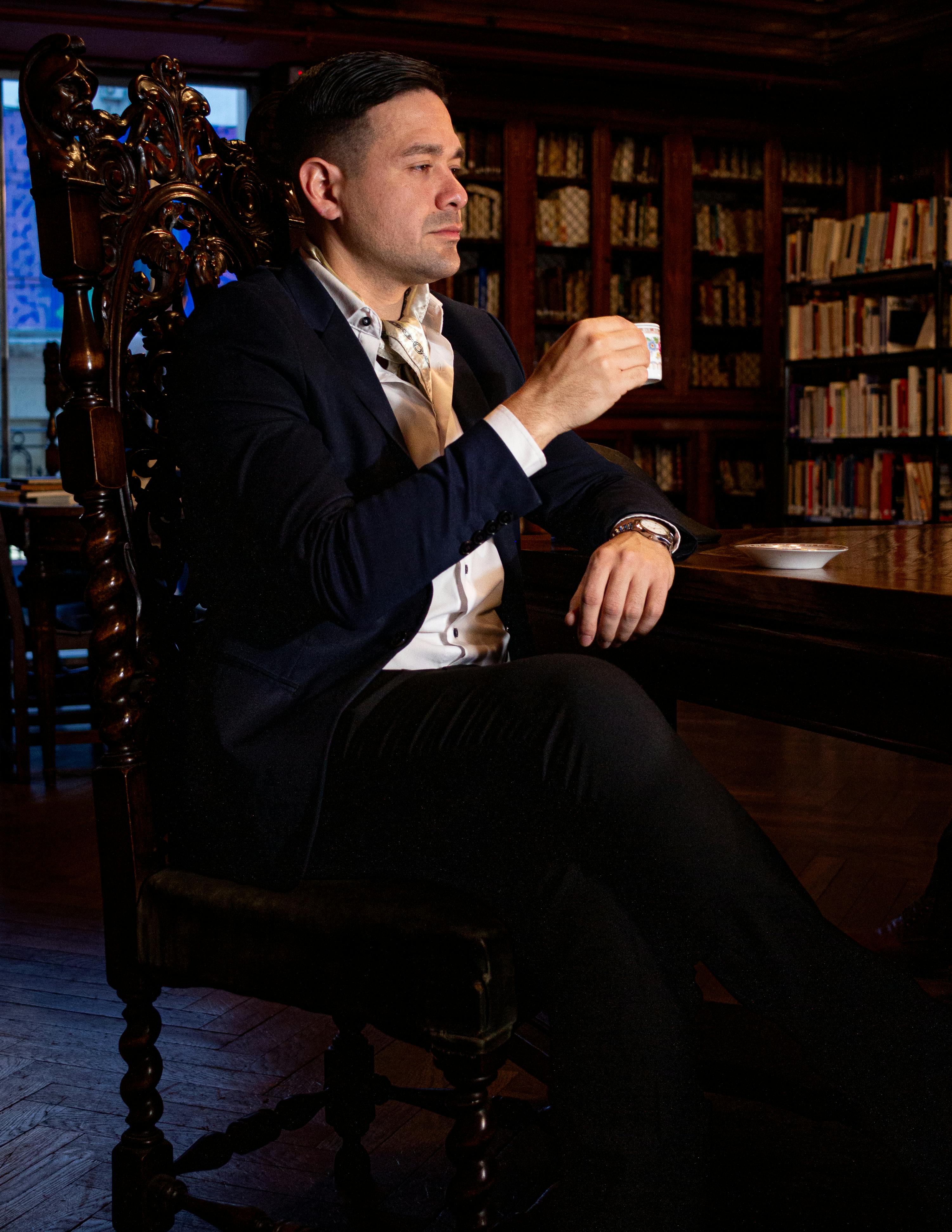 Miễn phí Người đàn ông tinh tế đang nhâm nhi cà phê trong một thư viện ấm cúng, toát lên vẻ thanh lịch. Ảnh lưu trữ