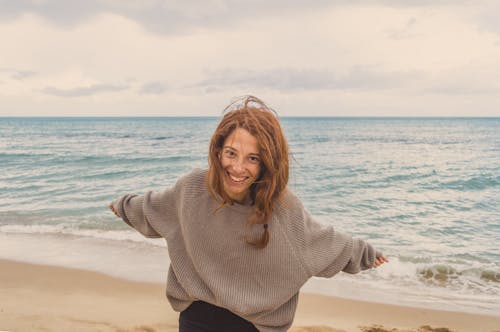 Ücretsiz Deniz Kenarında Eğleniyor Kadın Stok Fotoğraflar