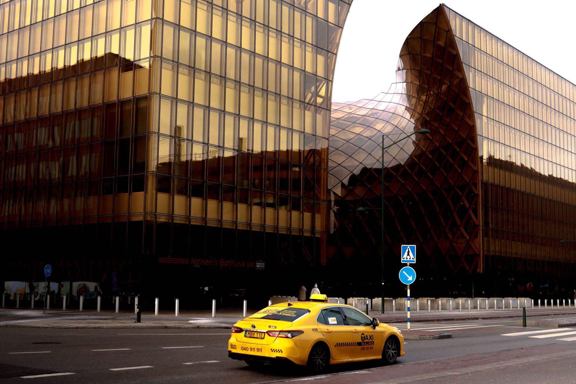 전세자금대출 조건|2025년 최신 정보 확인 13 Sleek modern building facade with a yellow taxi in Malmö, Sweden.