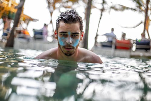 Free Mann In Ein Schwimmbad Getaucht Stock Photo