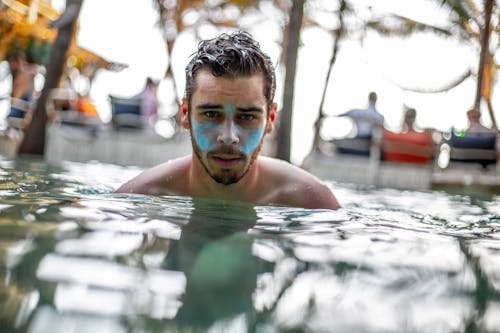 Homem Mergulhado Em Uma Piscina