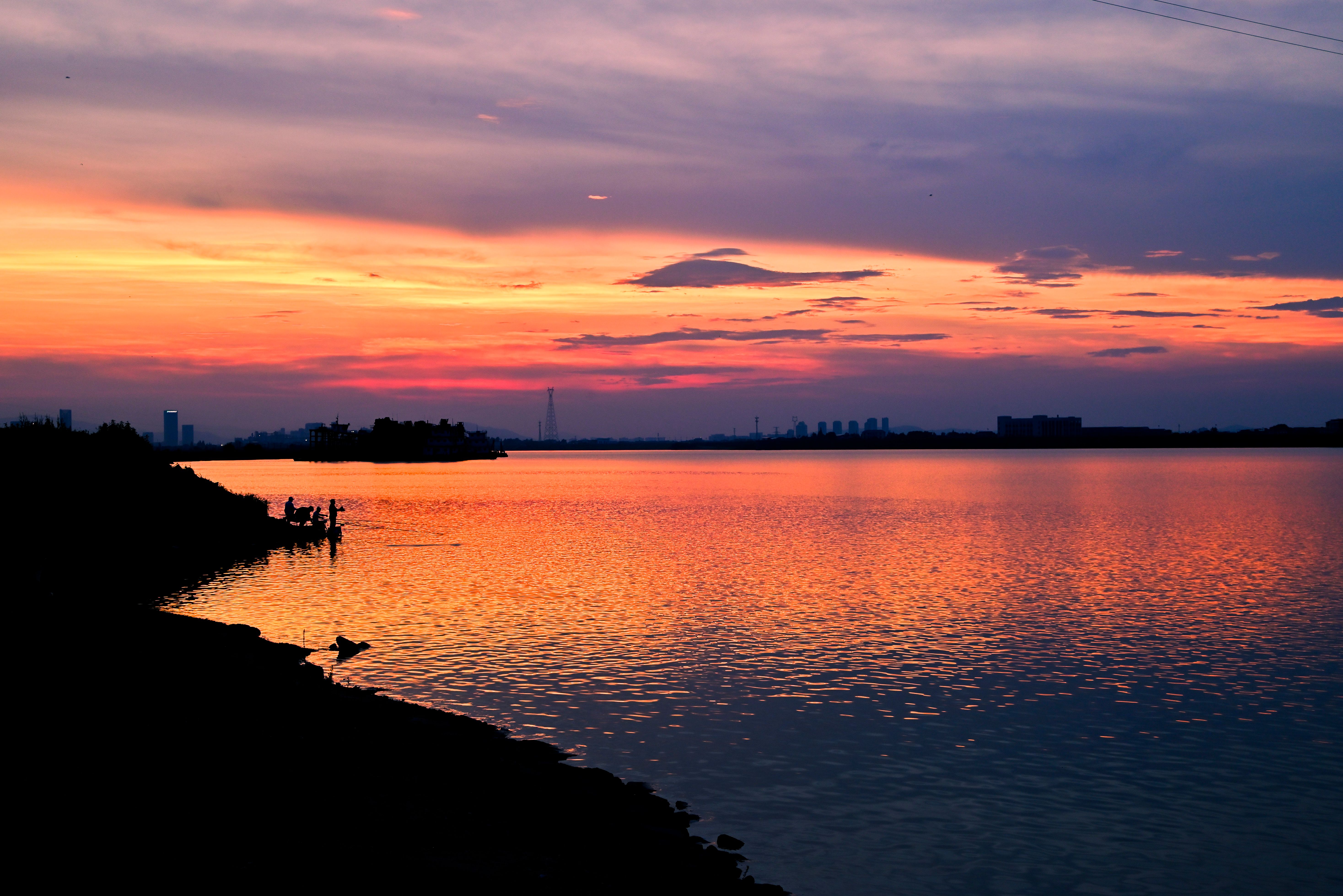 Stunning Sunset Over Tranquil Lake · Free Stock Photo