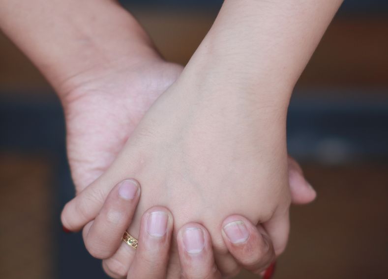 Online dating: starting a conversation on a niche platform