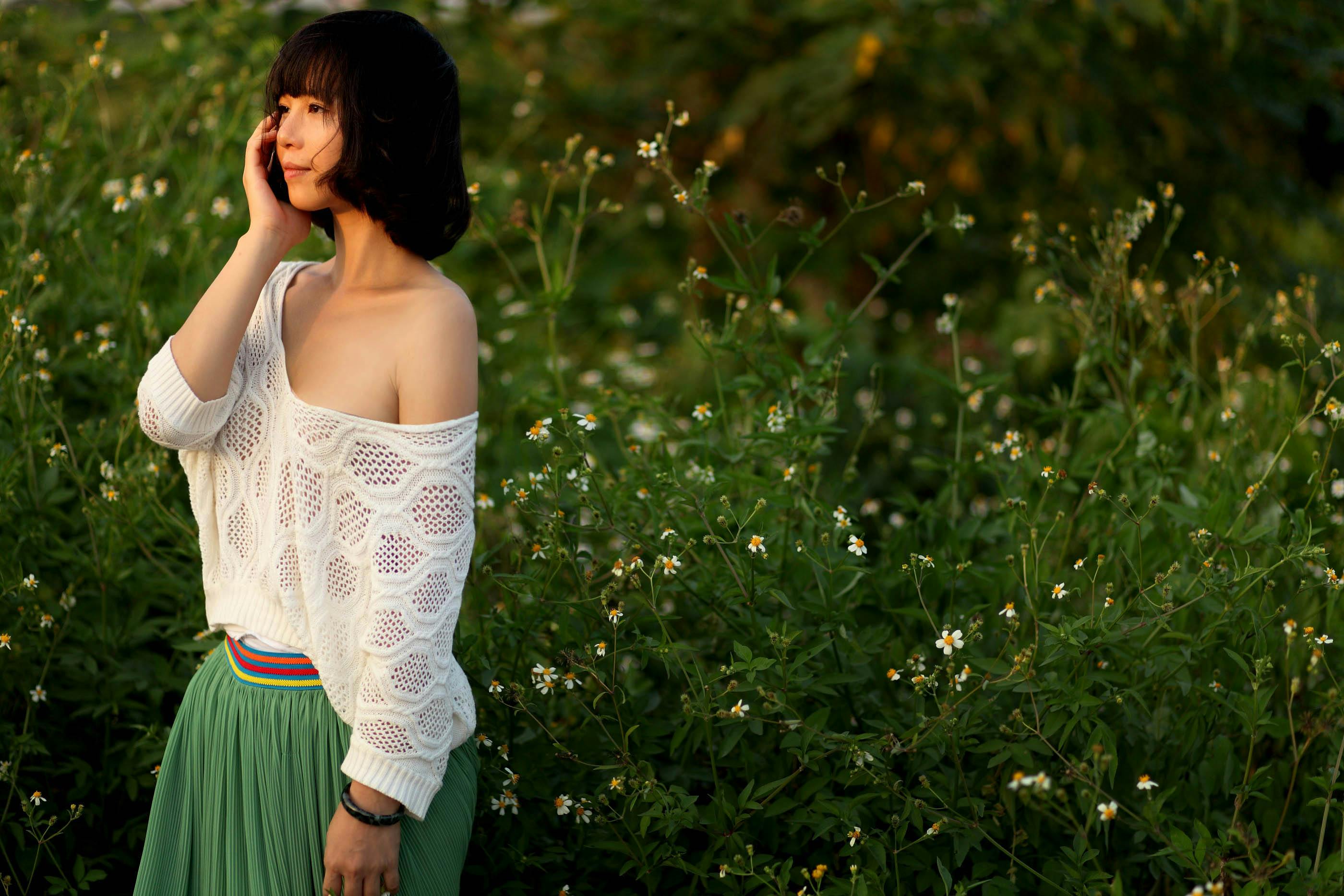 From vintage tops to maxi skirts, build your summer wardrobe with these it girl fashion trends — Photo by Raymond  li on Pexe