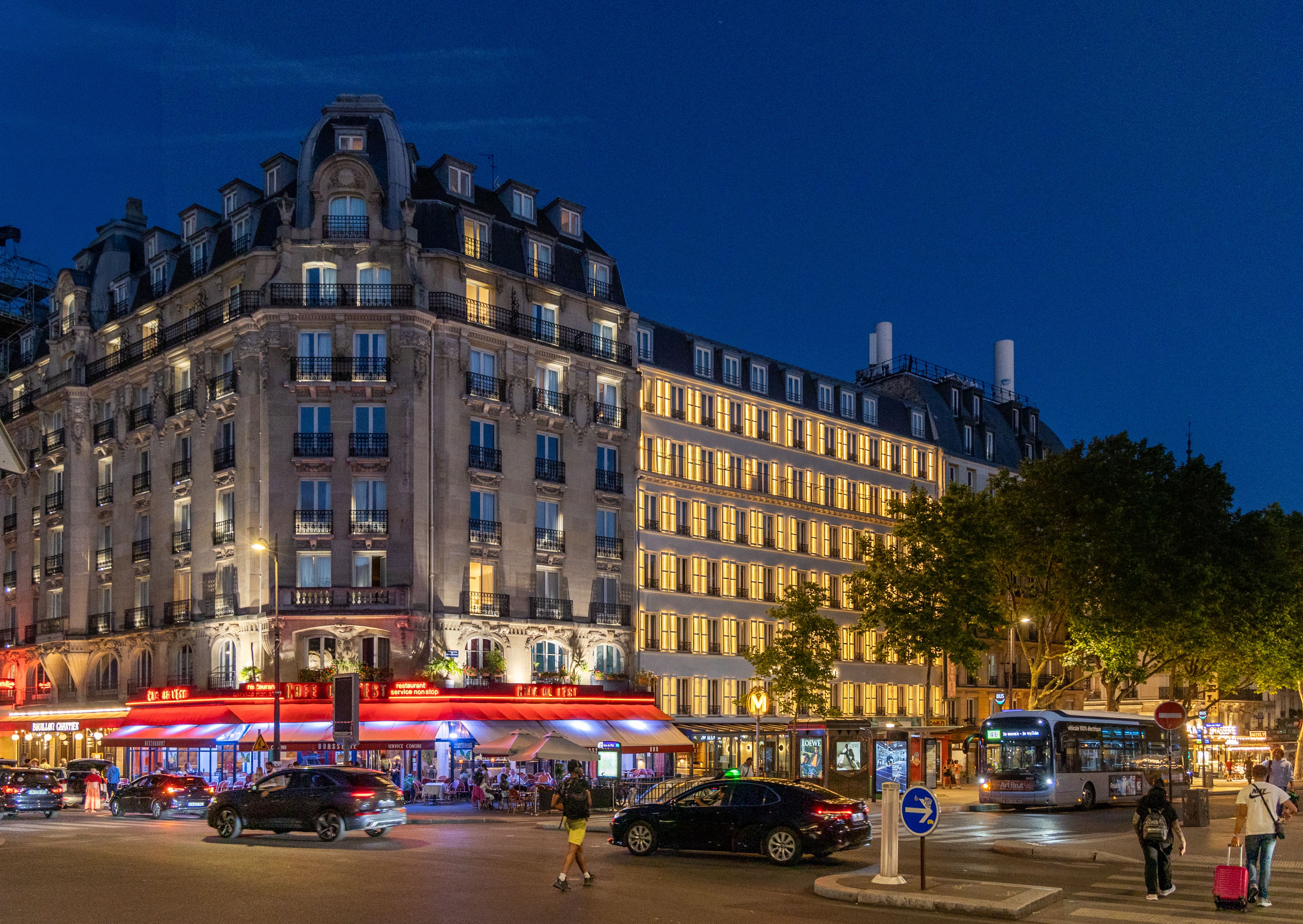 Sudut Jalan Yang Ramai Di Paris Pada Malam Hari, Memamerkan Arsitektur ...
