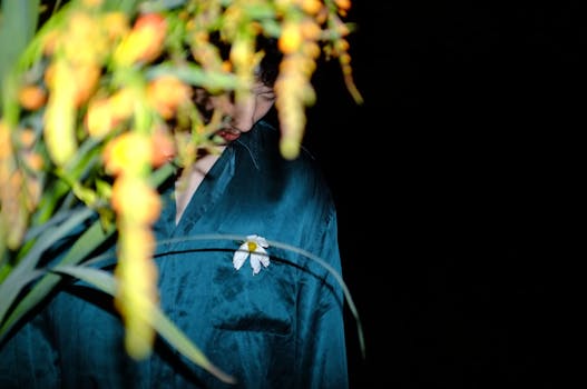 一幅神秘的肖像描绘了一个被鲜花遮住的人，形成了戏剧性的花卉构图