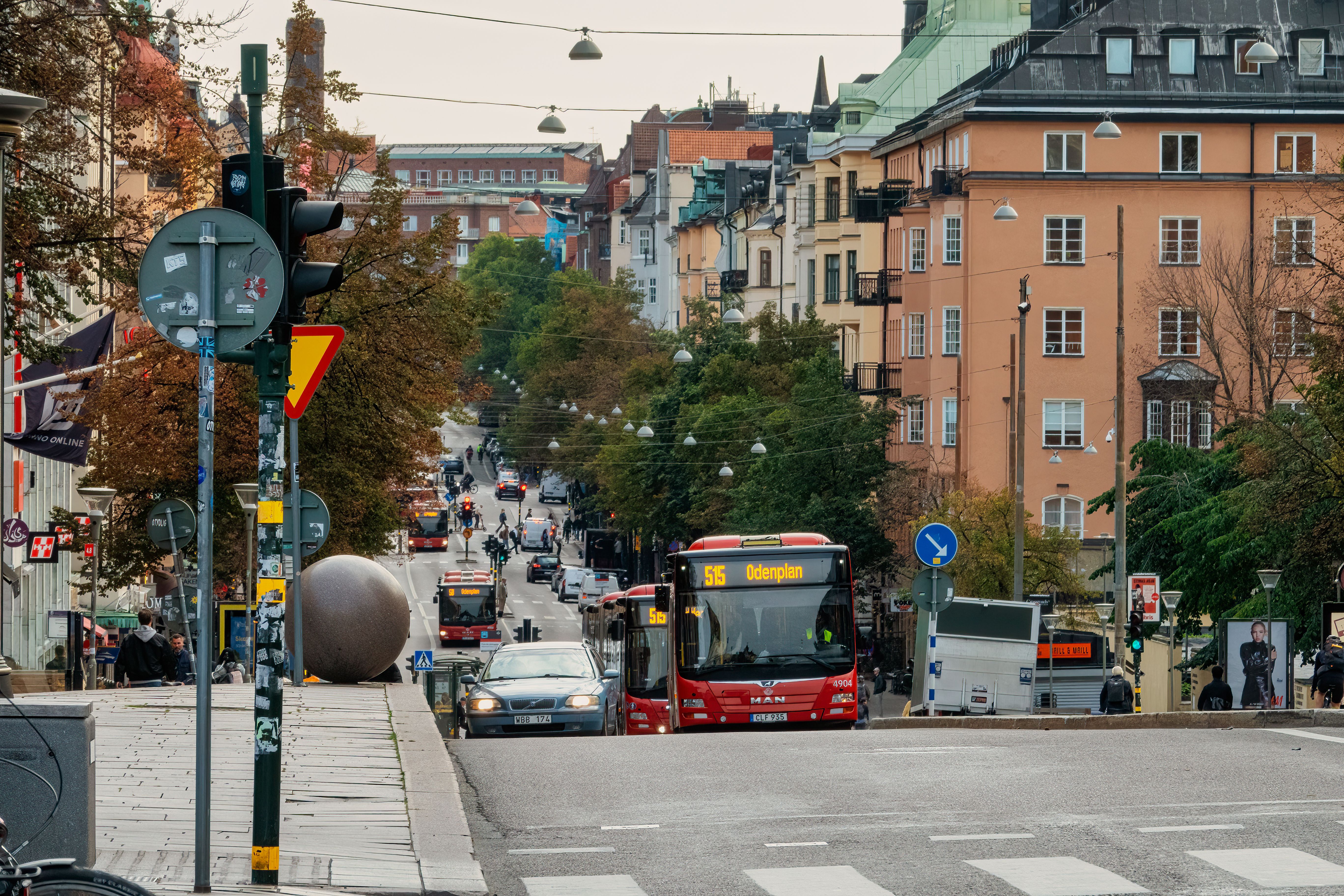 Gratis Travelt byliv i Södermalm, Stockholm med busser og fotgjengere på dagtid. Arkivbilde