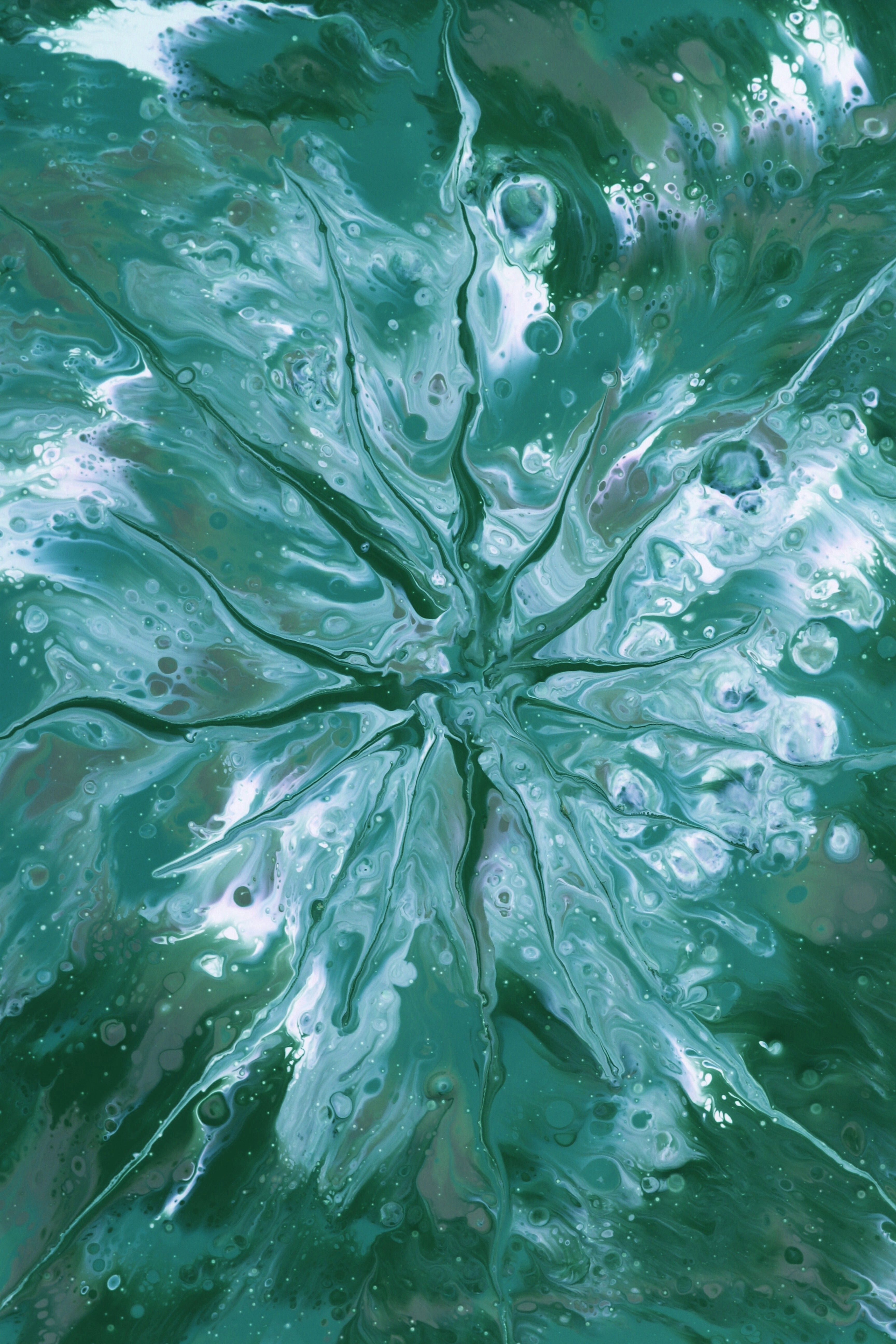 Abstract Green and White Fluid Art Background Design · Free Stock Photo