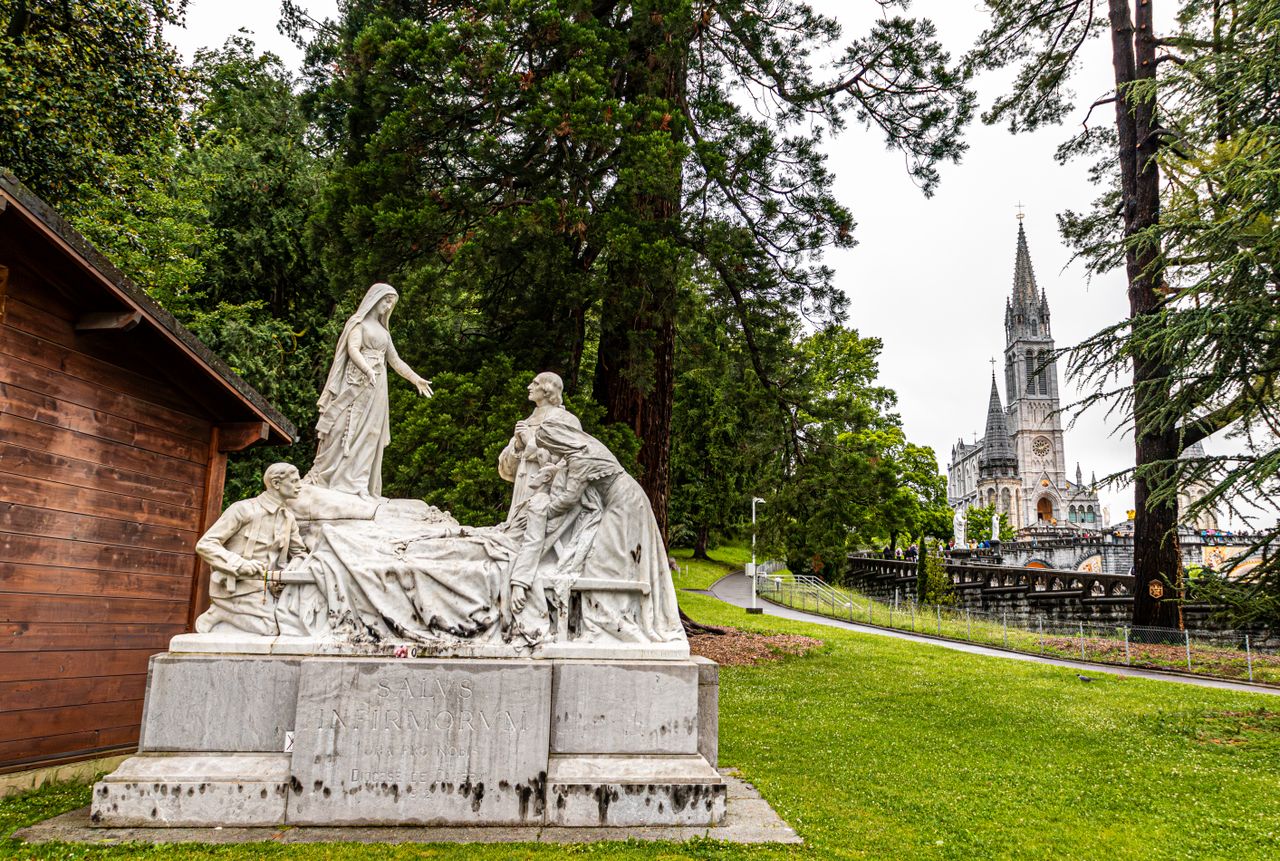 En direct : Léon XIV se recueille devant "l'enfant qui pleure" à Lourdes
