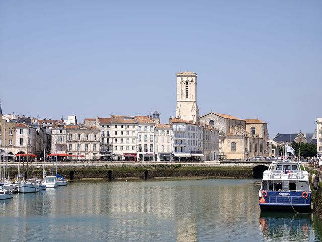 Vue du port de La Rochelle, secteur d'intervention des prestataires d'entretien de piscine