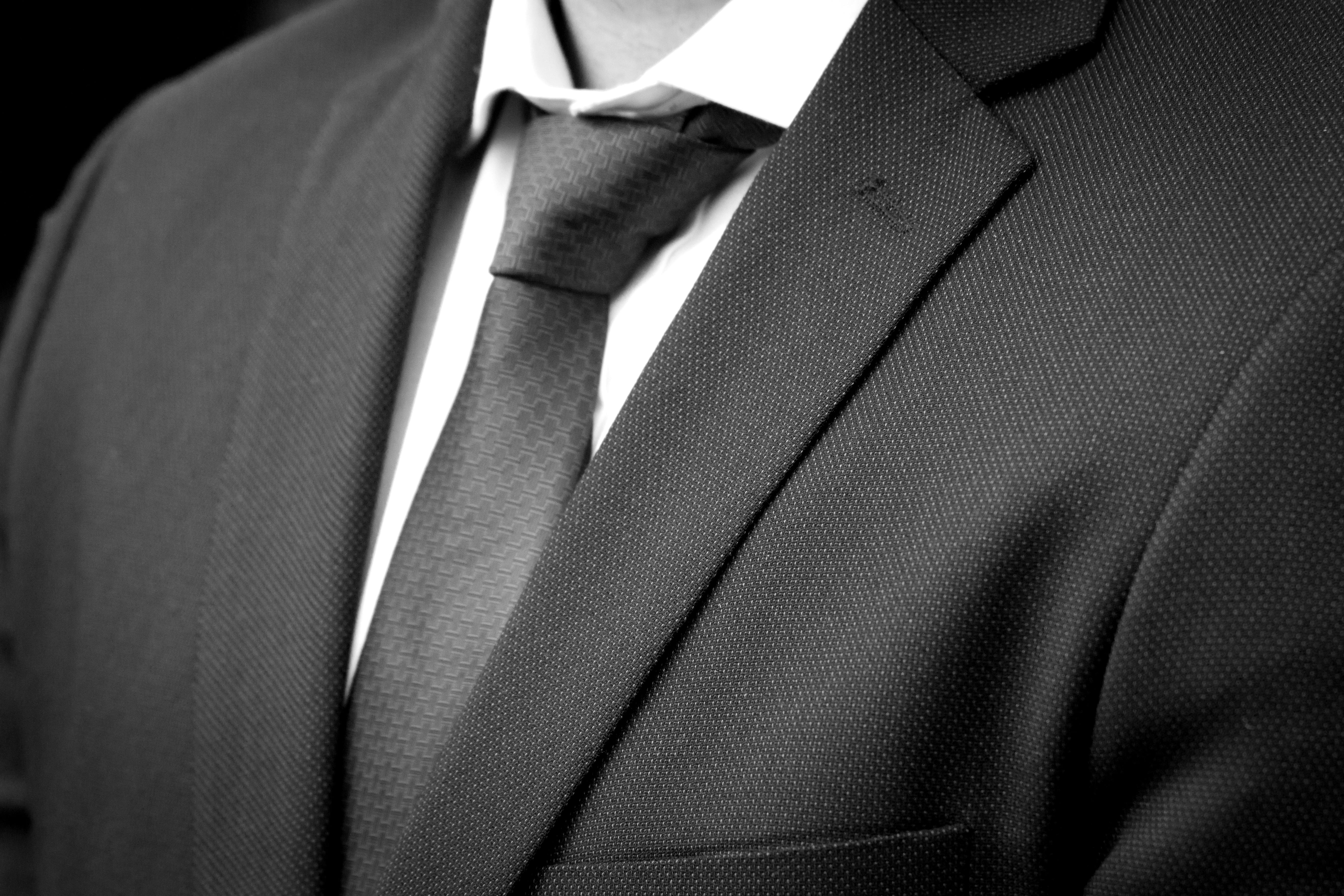 grátis Close-up de um terno em preto e branco, exibindo moda formal. Foto profissional