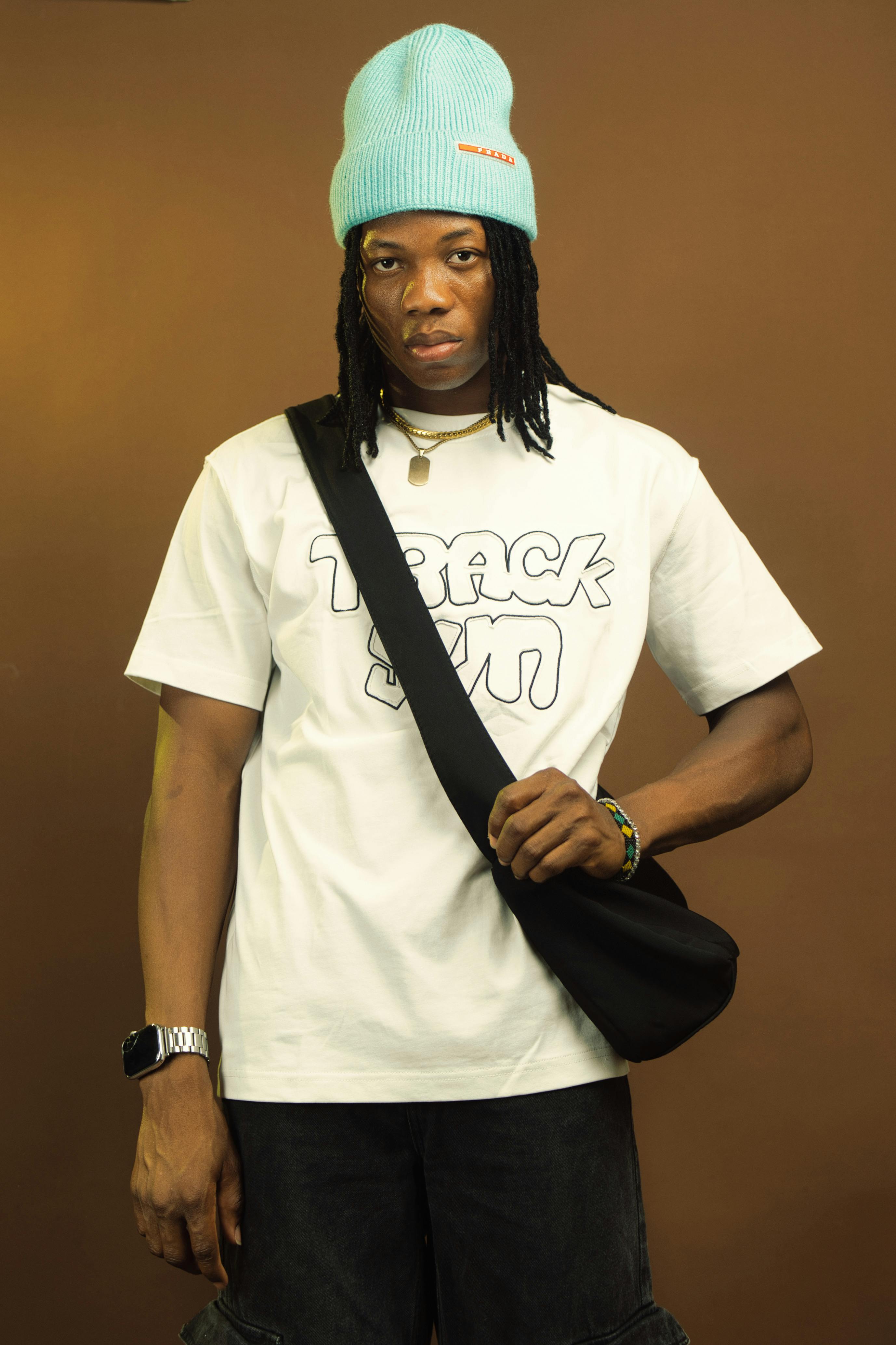 De franc Un jove amb gorra i samarreta d'estil urbà informal. Foto d'estoc