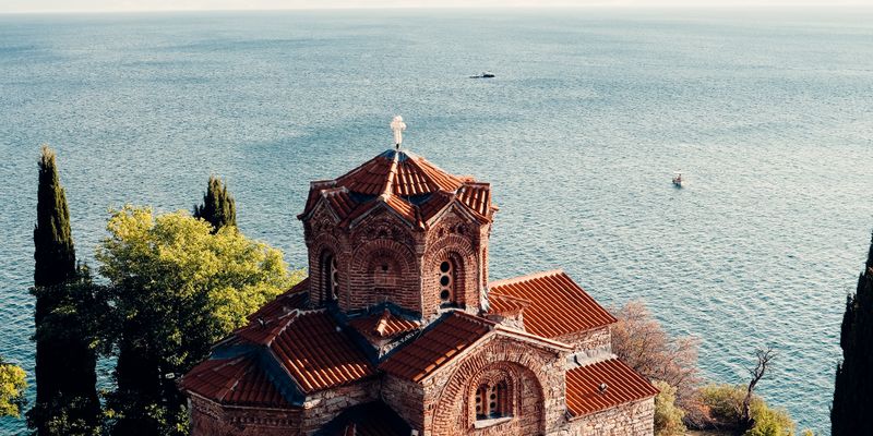 La iglesia de San Juan de Kaneo sobre el lago de Ohrid