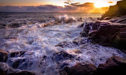 Fale Oceanu Rozbijające Się O Skały Podczas Zachodu Słońca