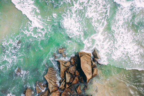 Волны разбиваются о скалистый берег