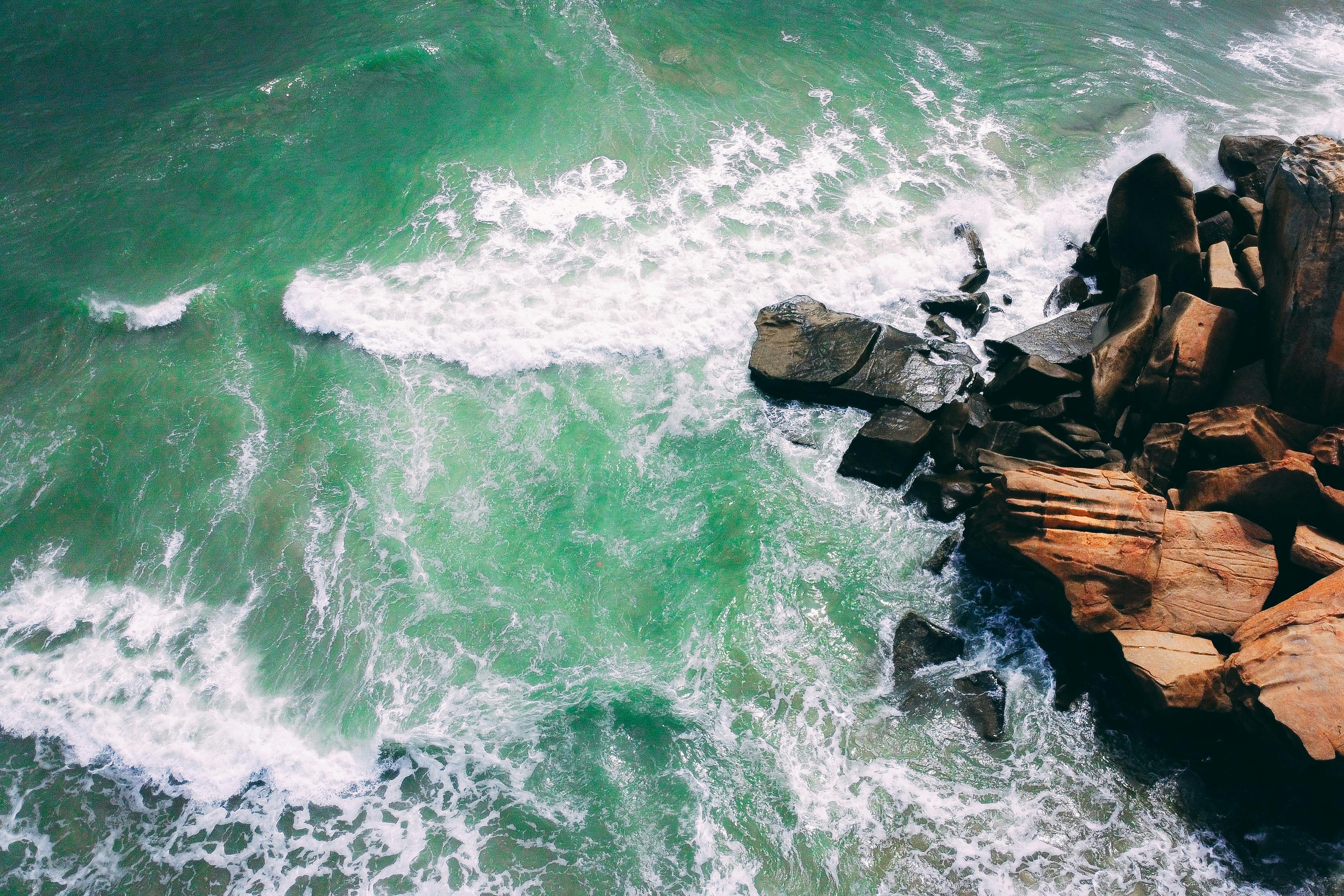 捕捉充满活力的海洋色彩，展示海浪拍打岩石海岸的景象