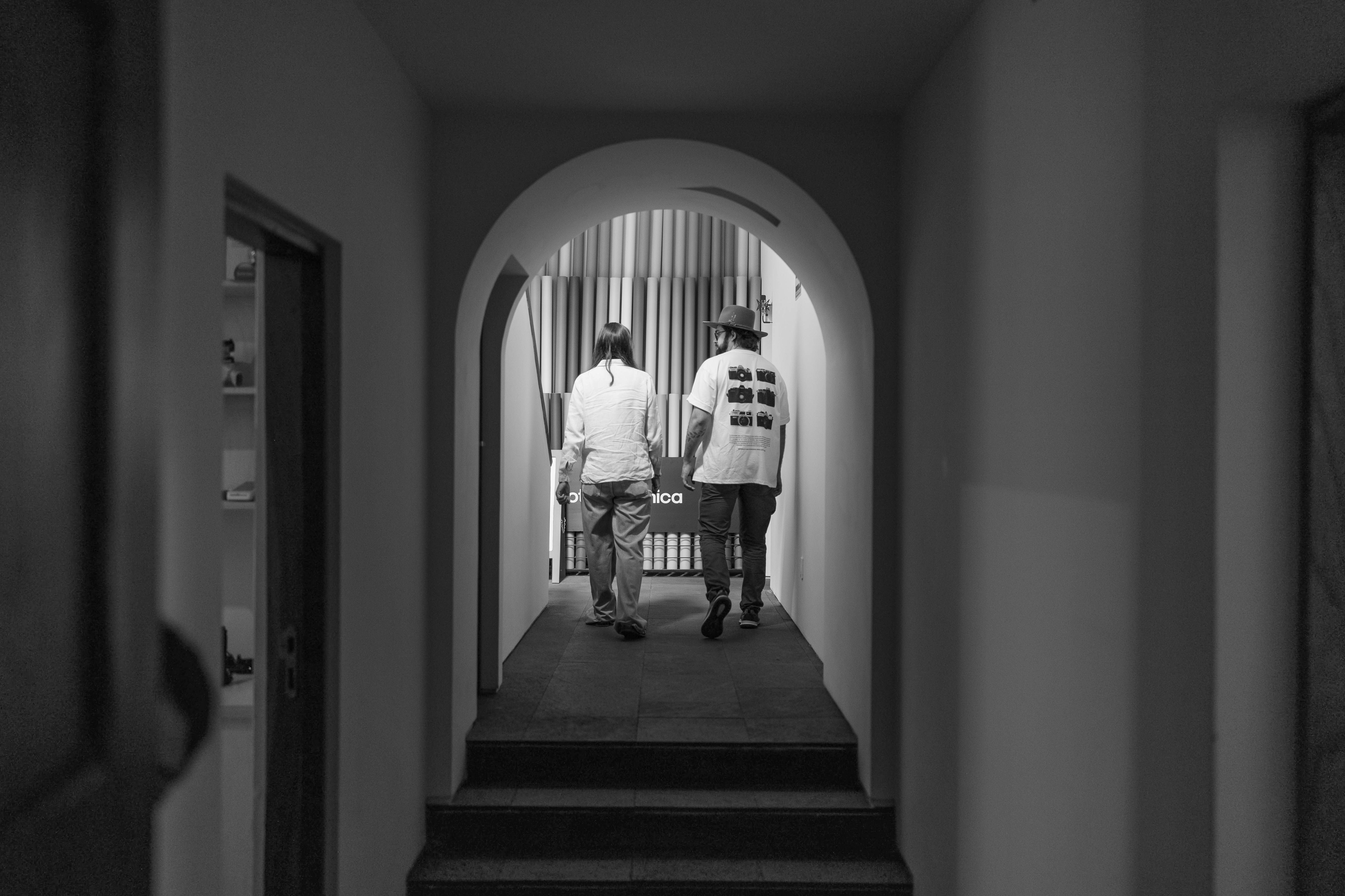 Par — movers delivering furniture from a van