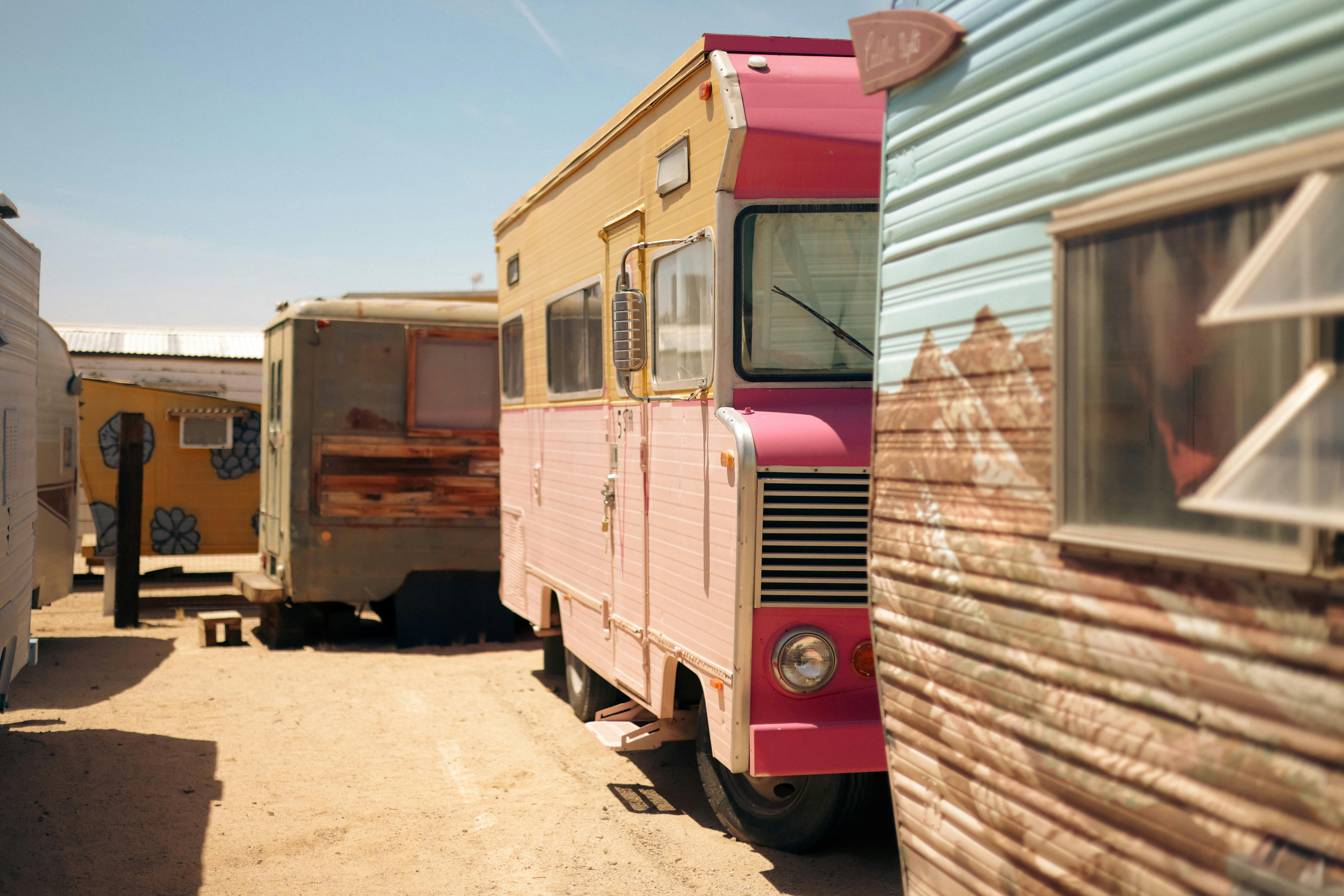 Van garé dans un village de montagne