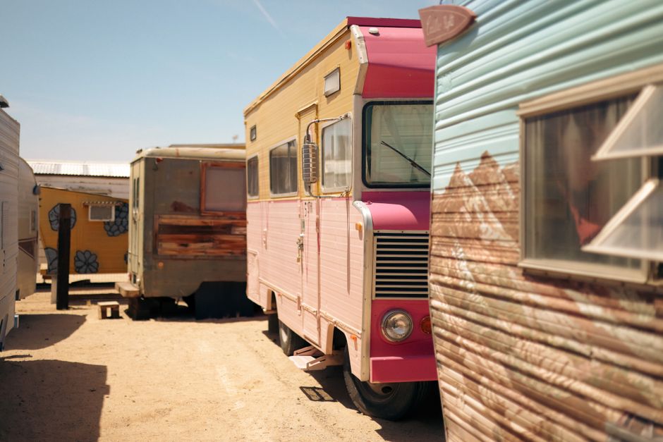 Reisposter met nostalgisch camperavontuur thema. Reisposter met nostalgisch camperavontuur thema.