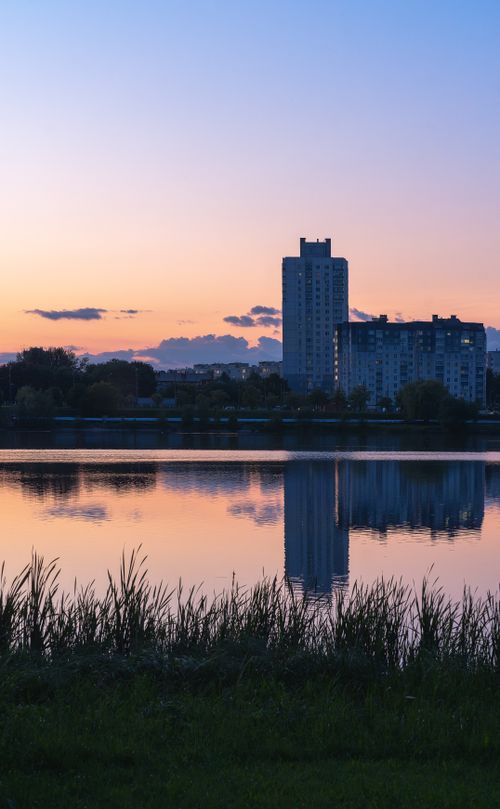 Free Cityscape reflection on a calm lake at twilight, capturing a serene and peaceful atmosphere. Stock Photo