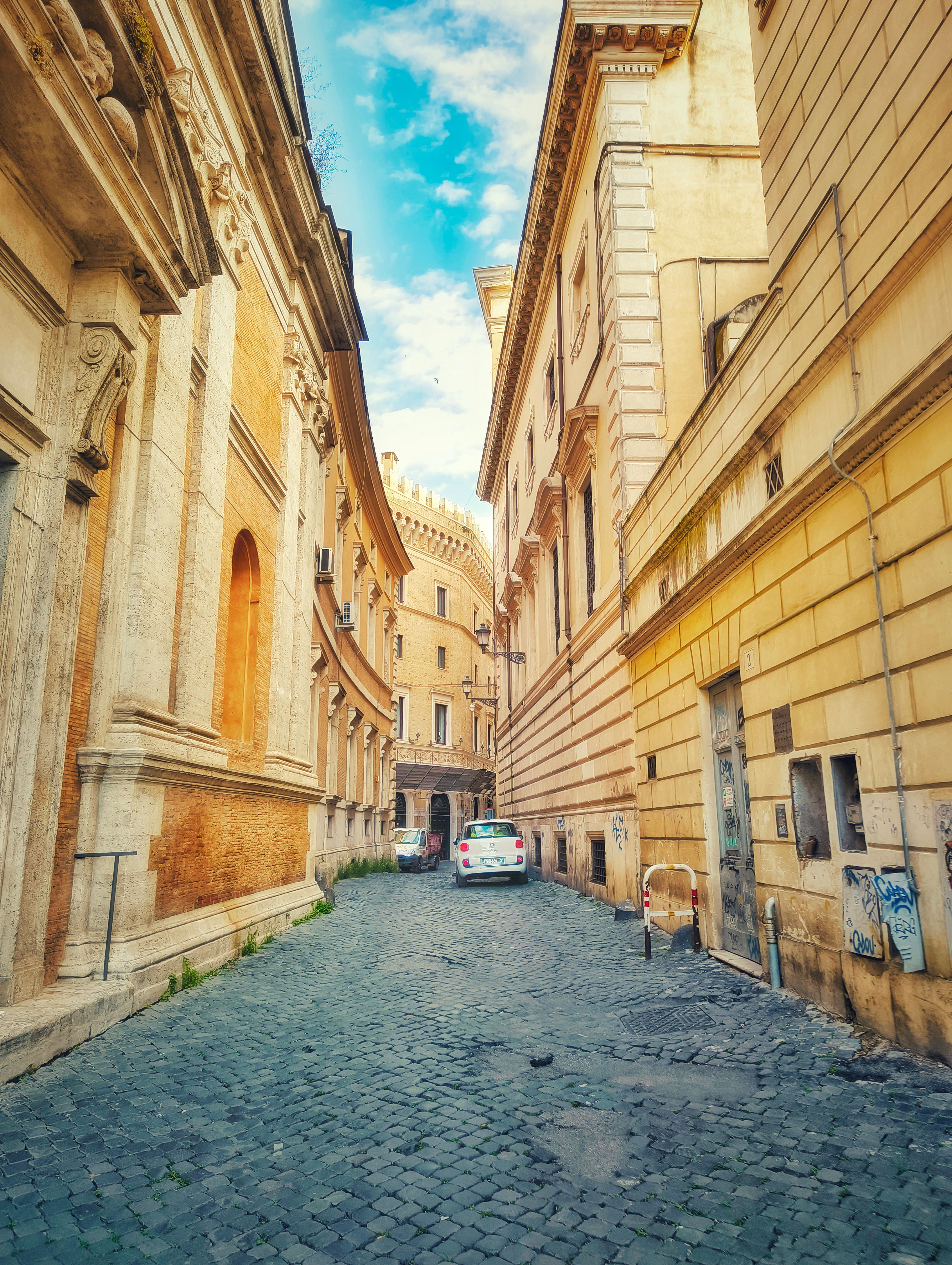 Charming Cobblestone Street in Historic Rome · Free Stock Photo