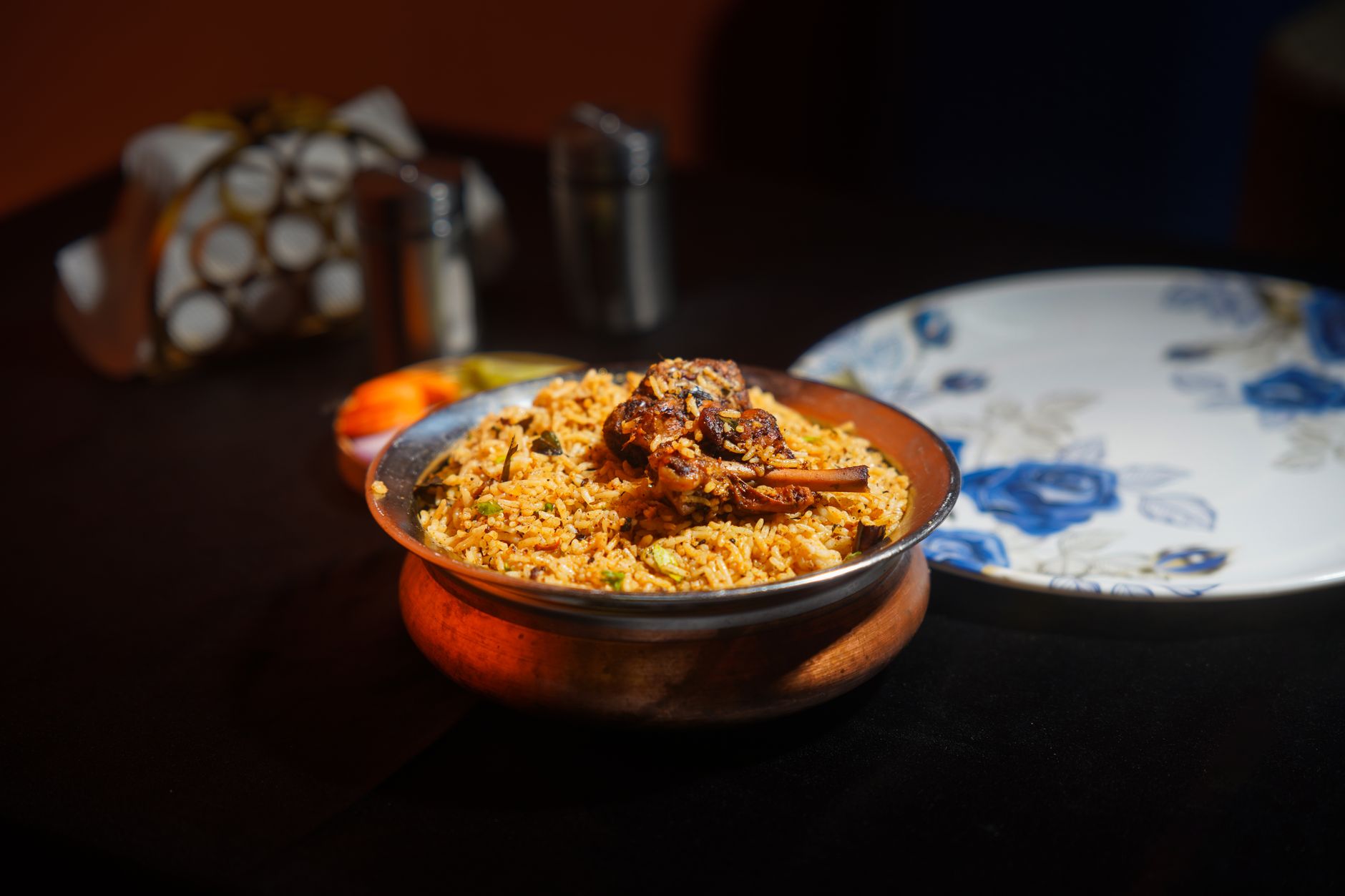 Assiette de halal biryani fumant avec du poulet et des épices