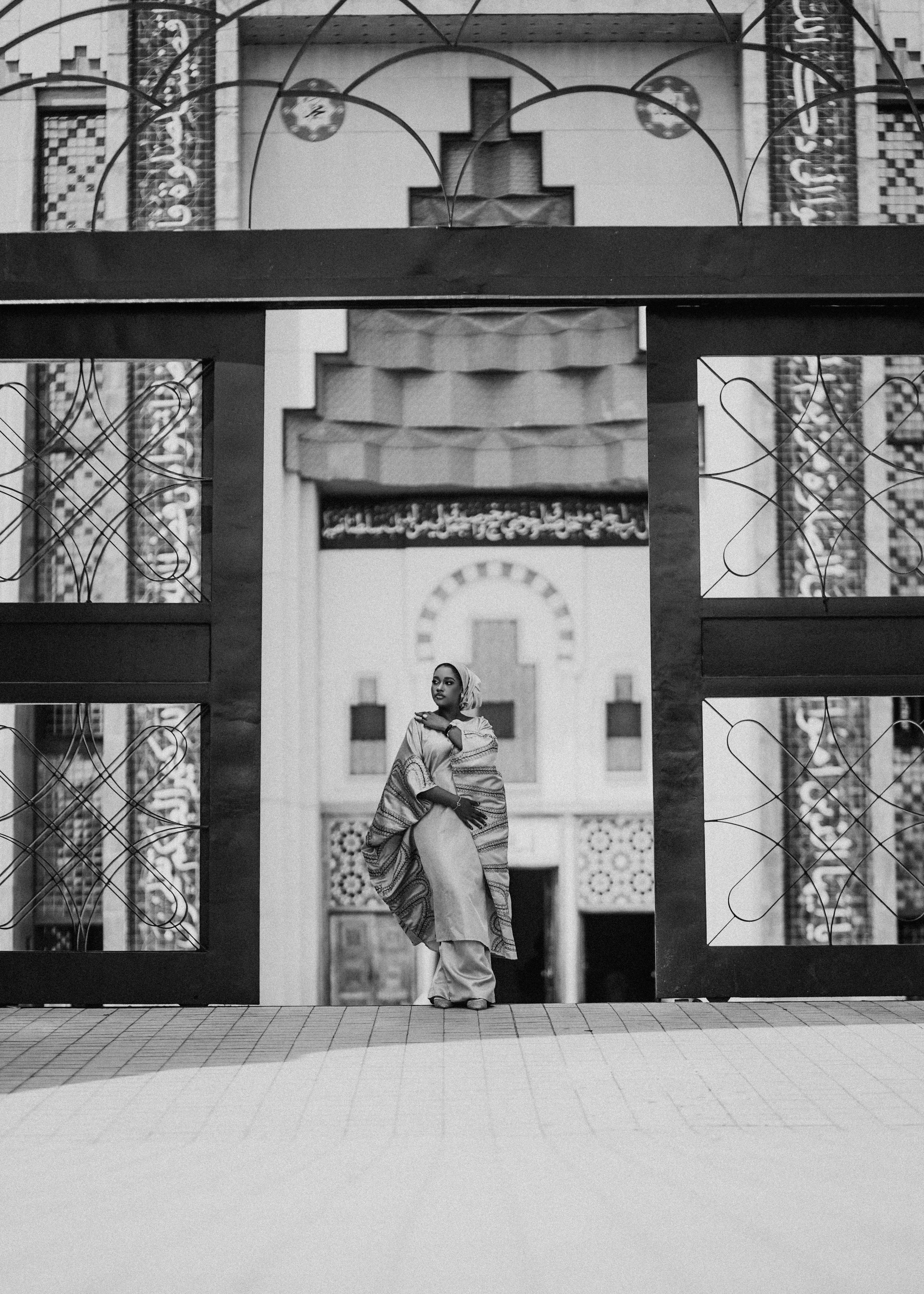 Ücretsiz Büyük bir mimari girişte geleneksel kıyafetli bir kadının siyah beyaz portresi. Stok Fotoğraflar