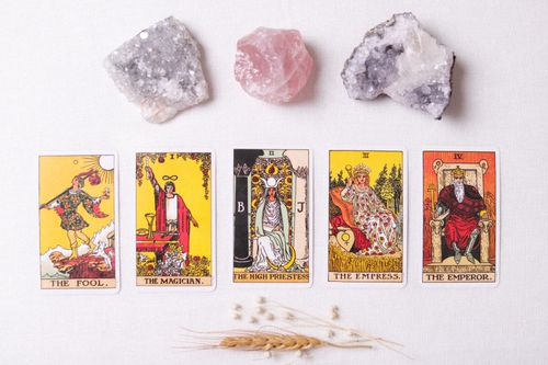 Free A flat lay of tarot cards and crystals, perfect for a spiritual tarot reading setup. Stock Photo