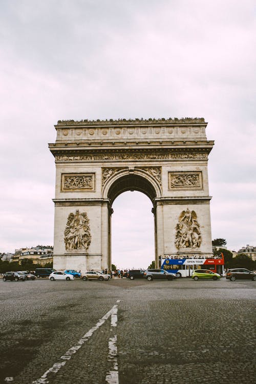 Crowded Street With Cars Along Arc De Triomphe · Free Stock Photo