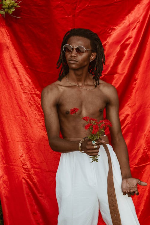 Foto Del Hombre Vestido Con Pantalones Blancos