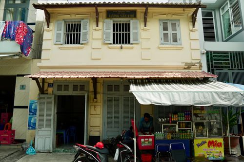 Free Charming street vendor stall with traditional architecture in a lively urban area, perfect for exploring local culture. Stock Photo