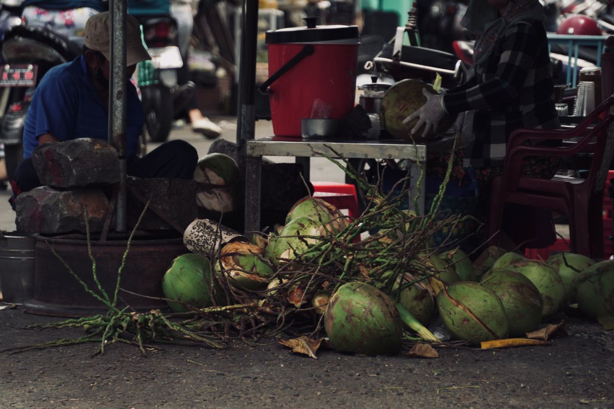 Kelapa muda tersusun di gerai bekalan borong tempatan