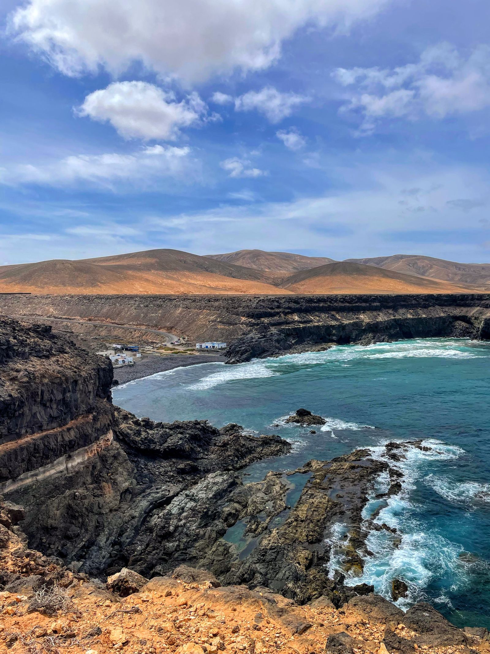 Acantilados volcánicos y océano Atlántico en la costa de Gran Canaria