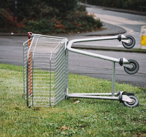 Ücretsiz çimenlerin üzerinde Terk Edilmiş Alışveriş Sepeti Fotoğrafı Stok Fotoğraflar