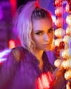 一位年轻女子的肖像，在室内环境中带有明亮的霓虹灯，展现出迷人的美丽