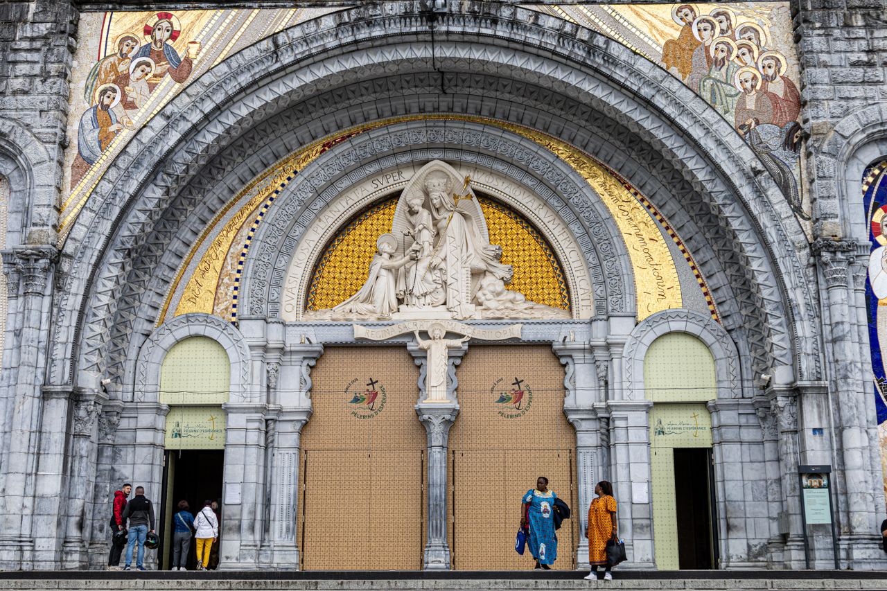 Mosaïques de Marko Rupnik cachées à Lourdes pour la visite du pape