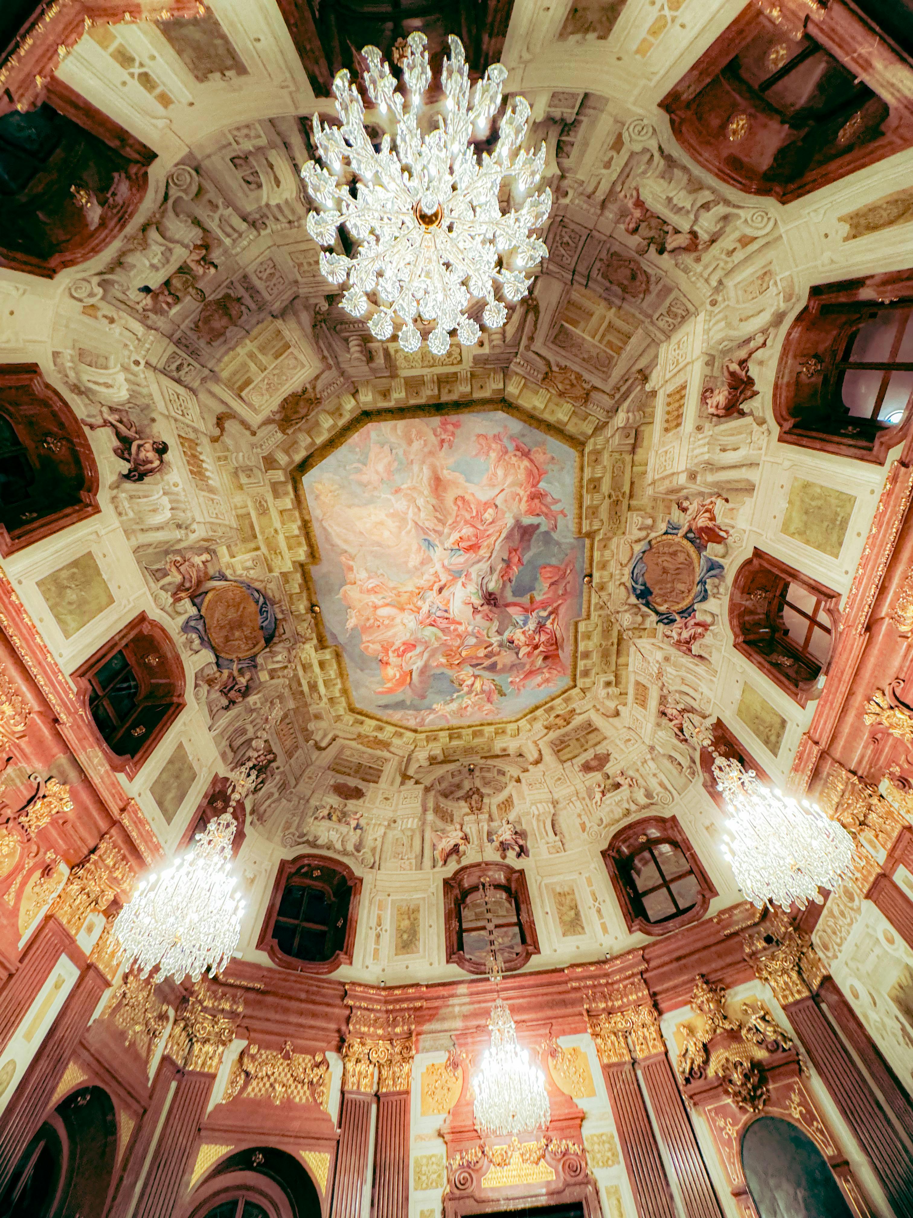 Kostnadsfria Utsmyckat barockt tak med fresk och ljuskronor i Wien, Österrike Stock foto
