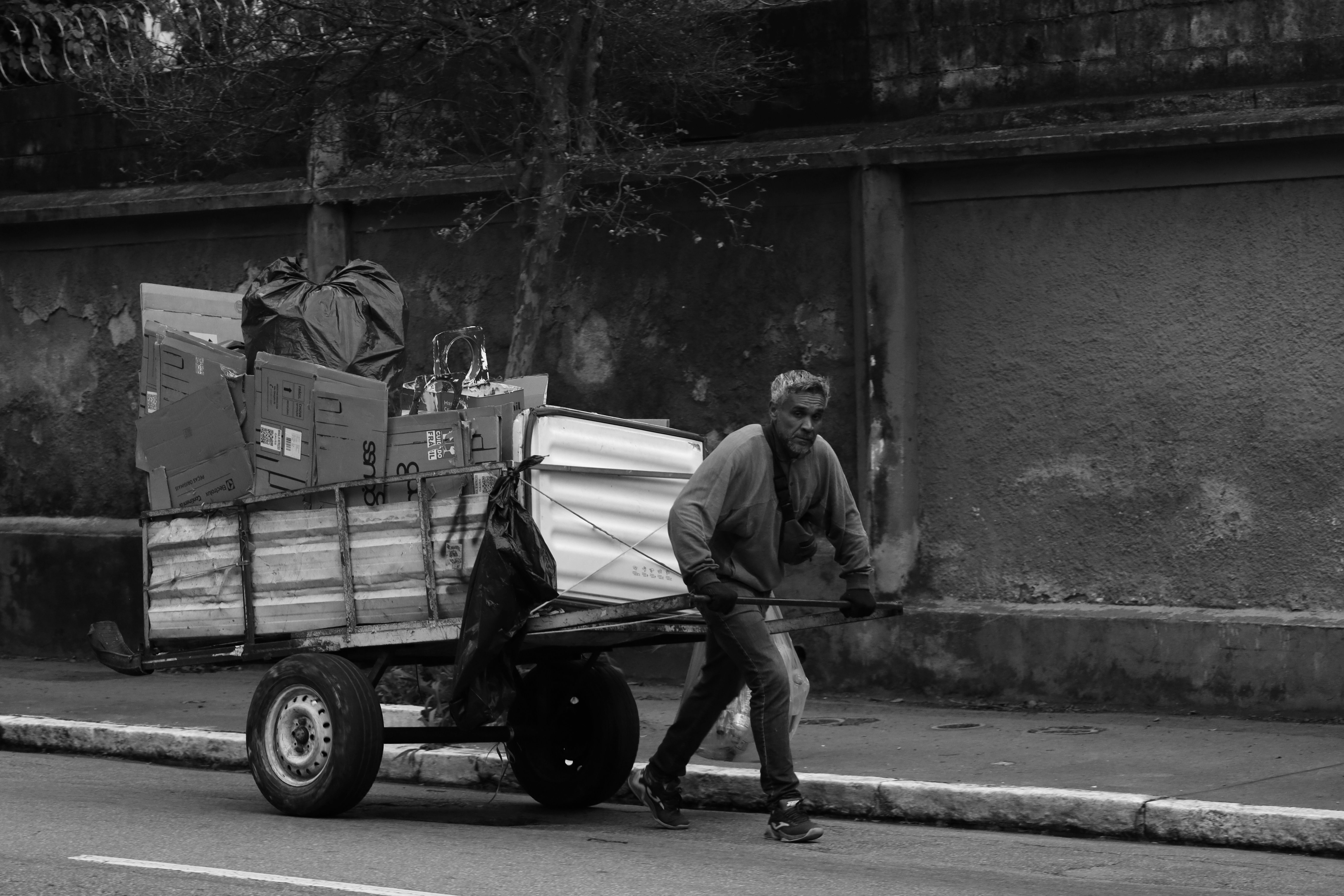 Trabalhador Brasileiro: Esforço Sem Recompensa Gera Frustração