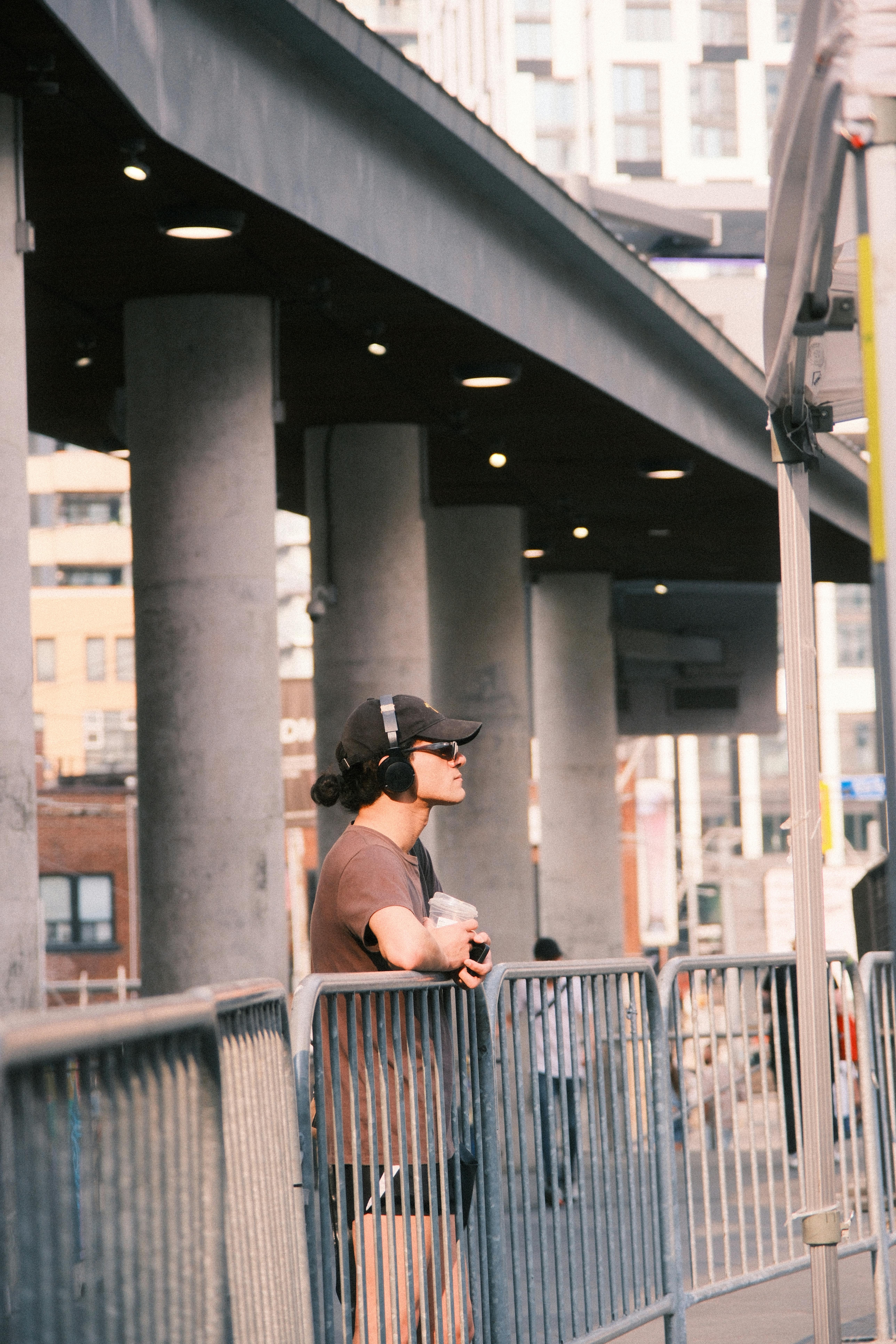 Kostenlos Kostenloses Stock Foto zu architektonisch, beton, braunes hemd Stock-Foto