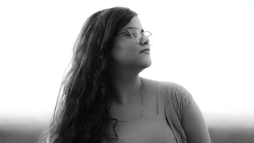 Free Artistic black and white portrait of a woman looking away, capturing a serene moment. Stock Photo